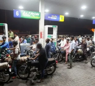 پیٹرول اور ڈیزل مزید سستے، نئی قیمتیں جاری 3 پیٹرول اور ڈیزل مزید سستے، نئی قیمتیں جاری