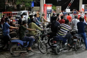 عوام کے لیے بڑی خبر!پیٹرول اورڈیزل کی قیمتوں میں کمی 2 عوام کے لیے بڑی خبر!پیٹرول اورڈیزل کی قیمتوں میں کمی