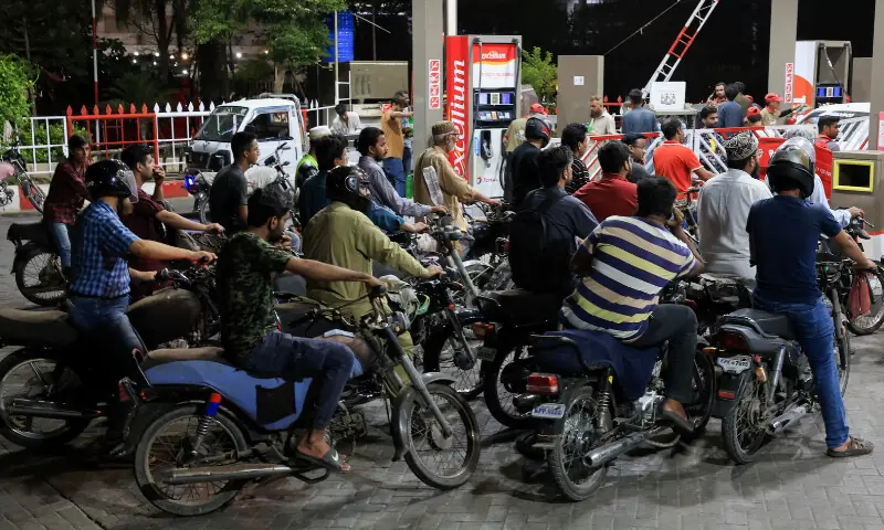 عوام کے لیے بڑی خبر!پیٹرول اورڈیزل کی قیمتوں میں کمی 1 عوام کے لیے بڑی خبر!پیٹرول اورڈیزل کی قیمتوں میں کمی