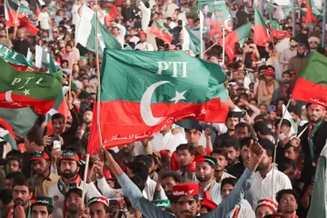 پی ٹی آئی کے ممکنہ لانگ مارچ پر پارٹی میں اختلافِ رائے، مذاکرات اور اے پی سی کی تجاویز 4 پی ٹی آئی کے ممکنہ لانگ مارچ پر پارٹی میں اختلافِ رائے، مذاکرات اور اے پی سی کی تجاویز