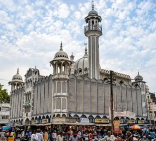 اُجین کی تاریخی شاہی مسجد متاثر ہونے کا خدشہ، احتجاج کے بعد کارروائی مؤخر