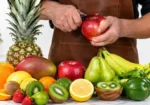 پھل چھلکے سمیت کھائیں یا اتار کر؟ ماہرین کی اہم احتیاطی ہدایات