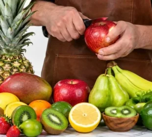 پھل چھلکے سمیت کھائیں یا اتار کر؟ ماہرین کی اہم احتیاطی ہدایات