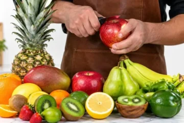 پھل چھلکے سمیت کھائیں یا اتار کر؟ ماہرین کی اہم احتیاطی ہدایات