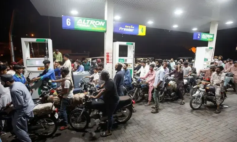 پیٹرول اور ڈیزل مزید سستا، نئی قیمتوں کا اعلان 1 پیٹرول اور ڈیزل مزید سستا، نئی قیمتوں کا اعلان