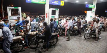 پیٹرول اورڈیزل کی قیمتوں میں معمولی اضافہ 22 پیٹرول اورڈیزل کی قیمتوں میں معمولی اضافہ