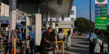پیٹرول اور ڈیزل کے نرخوں میں اضافہ، نئی قیمت جان کر آپ بھی حیران ہوں گے 28 پیٹرول اور ڈیزل کے نرخوں میں اضافہ، نئی قیمت جان کر آپ بھی حیران ہوں گے