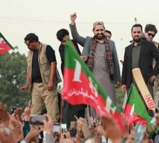 کراچی: پی ٹی آئی کا شاہراہ قائدین پر جلسہ اجازت نہ ملنے کے باعث منسوخ 7 کراچی: پی ٹی آئی کا شاہراہ قائدین پر جلسہ اجازت نہ ملنے کے باعث منسوخ