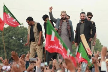 کراچی: پی ٹی آئی کا شاہراہ قائدین پر جلسہ اجازت نہ ملنے کے باعث منسوخ 4 کراچی: پی ٹی آئی کا شاہراہ قائدین پر جلسہ اجازت نہ ملنے کے باعث منسوخ