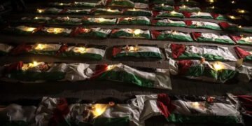 غزہ میں 70 بچوں سمیت 100 فلسطینیوں کی اجتماعی نماز جنازہ، تدفین کردی گئی 36 غزہ میں 70 بچوں سمیت 100 فلسطینیوں کی اجتماعی نماز جنازہ، تدفین کردی گئی