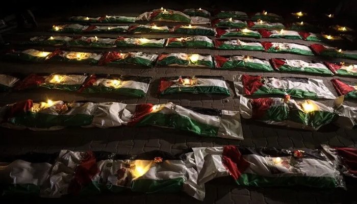 غزہ میں 70 بچوں سمیت 100 فلسطینیوں کی اجتماعی نماز جنازہ، تدفین کردی گئی