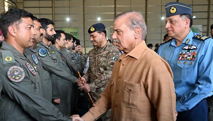 یومِ فضائیہ: وزیراعظم کا پاک فضائیہ کی پیشہ ورانہ صلاحیتوں کو خراج تحسین