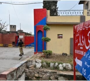 اڈیالہ جیل کے اطراف سکیورٹی سخت، 435 پولیس اہلکار ڈیوٹی پر مامور 1 اڈیالہ جیل کے اطراف سکیورٹی سخت، 435 پولیس اہلکار ڈیوٹی پر مامور