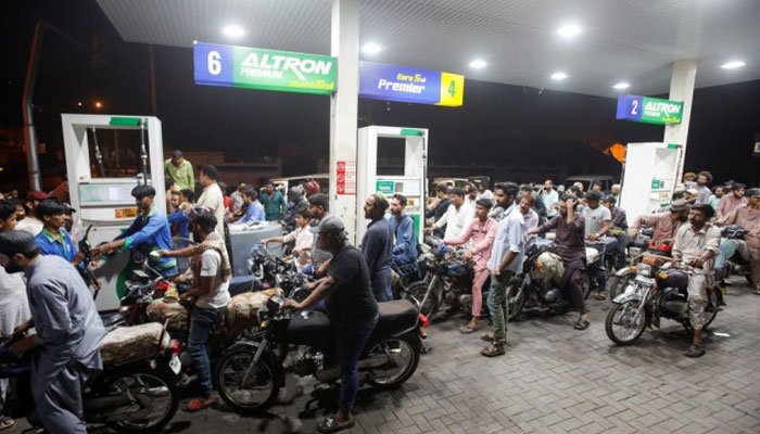 فیول ریلیف اسکیم: 5 لیٹر پیٹرول کی شرط ختم، موٹرسائیکل سواروں کو بڑا ریلیف