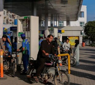 پیٹرولیم مصنوعات کیقیمتوں میں کمی، نئی قیمتیں جاری 5 پیٹرولیم مصنوعات کیقیمتوں میں کمی، نئی قیمتیں جاری