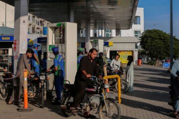 پیٹرولیم مصنوعات کی قیمتوں میں کمی، نئی قیمتیں جاری 2 پیٹرولیم مصنوعات کی قیمتوں میں کمی، نئی قیمتیں جاری