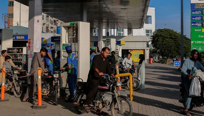 پیٹرولیم مصنوعات کیقیمتوں میں کمی، نئی قیمتیں جاری 1 پیٹرولیم مصنوعات کیقیمتوں میں کمی، نئی قیمتیں جاری