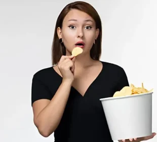 چپس اور نمکو کی بار بار طلب سے کیسے بچیں؟ چند آسان طریقے