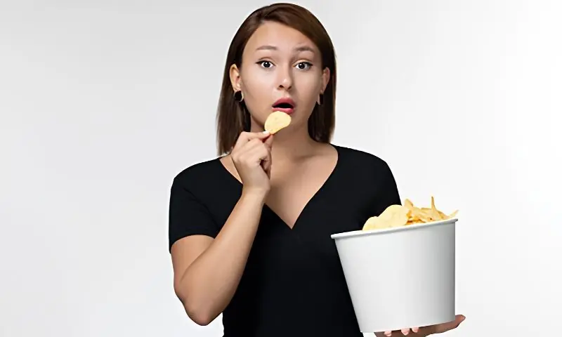 چپس اور نمکو کی بار بار طلب سے کیسے بچیں؟ چند آسان طریقے