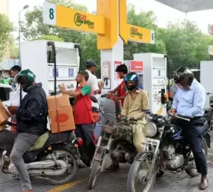 پیٹرول کی قیمت میں 3 روپے سے زائد اضافہ، ڈیزل سستا ہوگیا 2 پیٹرول کی قیمت میں 3 روپے سے زائد اضافہ، ڈیزل سستا ہوگیا
