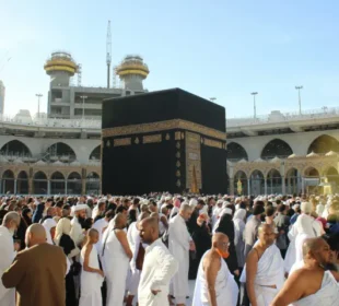 حرمِ کعبہ میں خودکش حملہ آور کی افواہ بے بنیاد قرار 1 حرمِ کعبہ میں خودکش حملہ آور کی افواہ بے بنیاد قرار