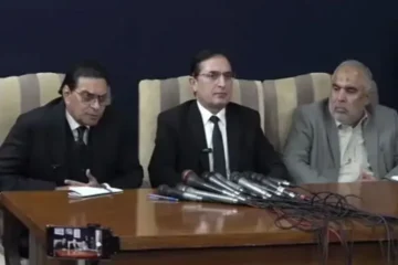 حکومت سے مذاکرات جاری، پی ٹی آئی کی 4 اکتوبر کے لانگ مارچ سے متعلق اہم مشاورت