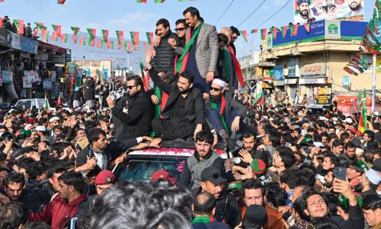 0408252پی ٹی آئی کا بڑا اعلان، لانگ مارچ آج سے شروع، حکومت نے بھی دوٹوک فیصلہ سنا دیا3327f5ff
