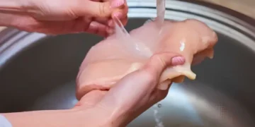 کچا چکن دھونا صحت کے لیے خطرناک؟ ماہرین نے اہم احتیاط بتا دی