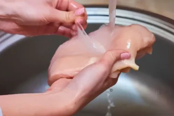 کچا چکن دھونا صحت کے لیے خطرناک؟ ماہرین نے اہم احتیاط بتا دی
