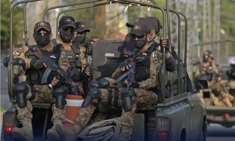 ڈیرہ اسماعیل خان میں سیکیورٹی فورسز کا آپریشن، 8 دہشت گرد مارے گئے 1 ڈیرہ اسماعیل خان میں سیکیورٹی فورسز کا آپریشن، 8 دہشت گرد مارے گئے