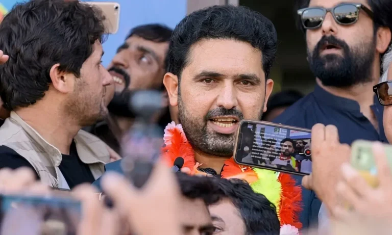 04150118156حکومت سے مذاکرات یا بڑا سیاسی موڑ؟ پی ٹی آئی نے سات نکاتی ڈرافٹ سامنے رکھ دیا2a42