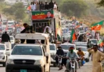 پی ٹی آئی لانگ مارچ کرک سے کوہاٹ کی جانب روانہ، موبائل سروس معطل