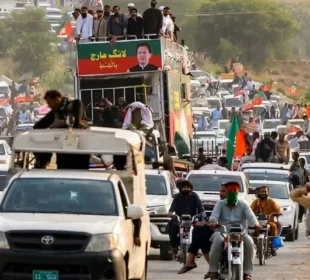 پی ٹی آئی لانگ مارچ کرک سے کوہاٹ کی جانب روانہ، موبائل سروس معطل