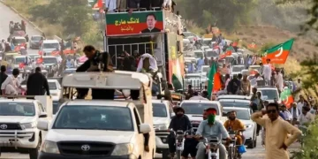پی ٹی آئی لانگ مارچ کرک سے کوہاٹ کی جانب روانہ، موبائل سروس معطل