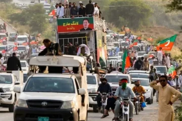 پی ٹی آئی لانگ مارچ کرک سے کوہاٹ کی جانب روانہ، موبائل سروس معطل