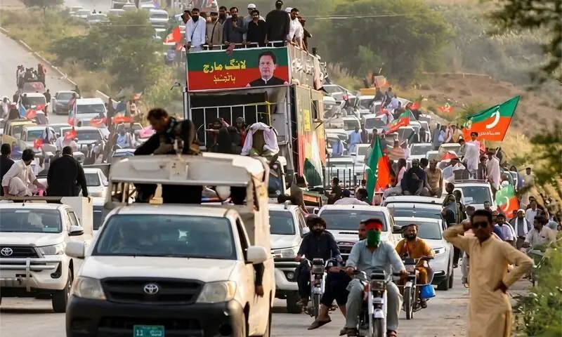 پی ٹی آئی لانگ مارچ کرک سے کوہاٹ کی جانب روانہ، موبائل سروس معطل
