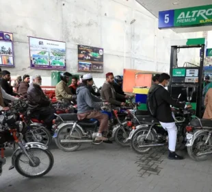 آئی ایم ایف پیٹرول سبسڈی جاری رکھنے پر رضامند، مستحقین کی تعداد بڑھانے سے روک دیا