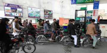 آئی ایم ایف پیٹرول سبسڈی جاری رکھنے پر رضامند، مستحقین کی تعداد بڑھانے سے روک دیا