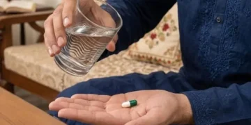 دوا لیتے وقت پانی کی مقدار کتنی ہونی چاہیے؟ ماہرین نے اہم احتیاطیں بتا دیں
