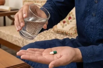دوا لیتے وقت پانی کی مقدار کتنی ہونی چاہیے؟ ماہرین نے اہم احتیاطیں بتا دیں 3 دوا لیتے وقت پانی کی مقدار کتنی ہونی چاہیے؟ ماہرین نے اہم احتیاطیں بتا دیں