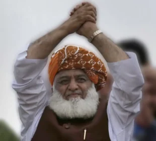حکومت اور پی ٹی آئی میں ڈیڈلاک ختم کرانے کیلئے مولانا فضل الرحمان ثالثی پر تیار 7 حکومت اور پی ٹی آئی میں ڈیڈلاک ختم کرانے کیلئے مولانا فضل الرحمان ثالثی پر تیار