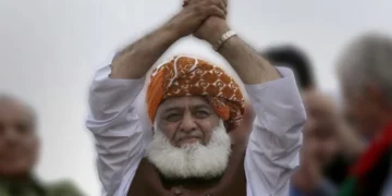 حکومت اور پی ٹی آئی میں ڈیڈلاک ختم کرانے کیلئے مولانا فضل الرحمان ثالثی پر تیار