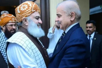 وزیراعظم شہباز شریف کا مولانا فضل الرحمان کی مفاہمتی کوششوں کو مزید وقت دینے کا فیصلہ