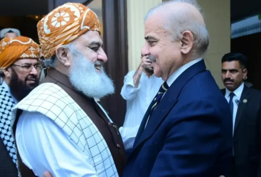 وزیراعظم شہباز شریف کا مولانا فضل الرحمان کی مفاہمتی کوششوں کو مزید وقت دینے کا فیصلہ
