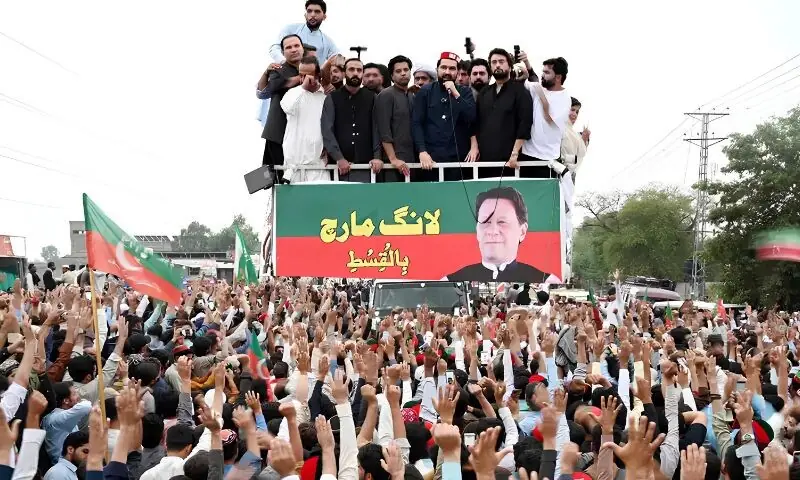پی ٹی آئی لانگ مارچ کا ساتواں روز، قافلہ آج مردان پہنچے گا