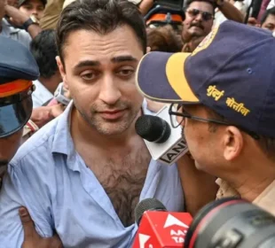 احتجاج میں شرکت پر بالی وڈ اداکار عمران خان پولیس کی حراست میں آگئے