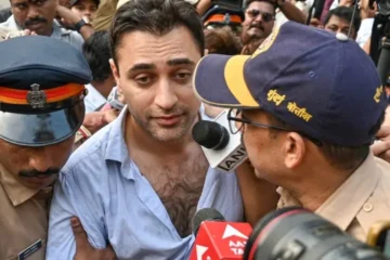 احتجاج میں شرکت پر بالی وڈ اداکار عمران خان پولیس کی حراست میں آگئے 3 احتجاج میں شرکت پر بالی وڈ اداکار عمران خان پولیس کی حراست میں آگئے