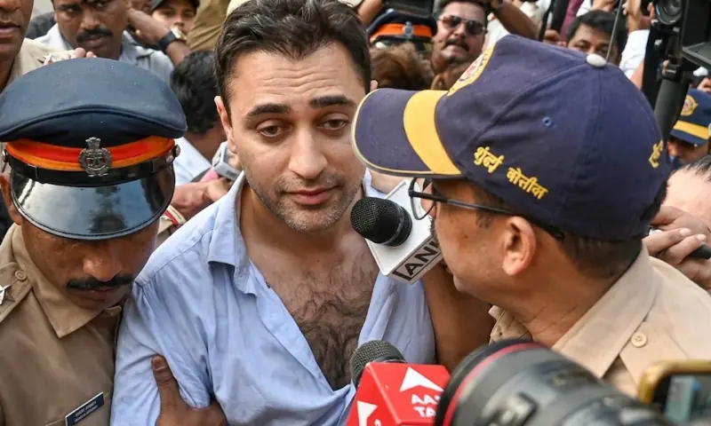 احتجاج میں شرکت پر بالی وڈ اداکار عمران خان پولیس کی حراست میں آگئے