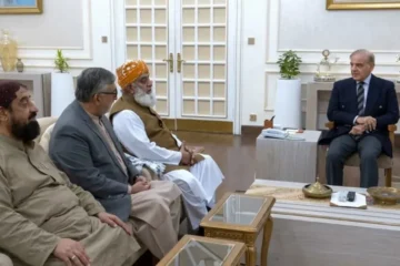 ملکی سیاست میں ہلچل! مولانا فضل الرحمان کی وزیراعظم سے اہم ملاقات، ایمرجنسی پر کیا بات ہوئی؟ 2 ملکی سیاست میں ہلچل! مولانا فضل الرحمان کی وزیراعظم سے اہم ملاقات، ایمرجنسی پر کیا بات ہوئی؟