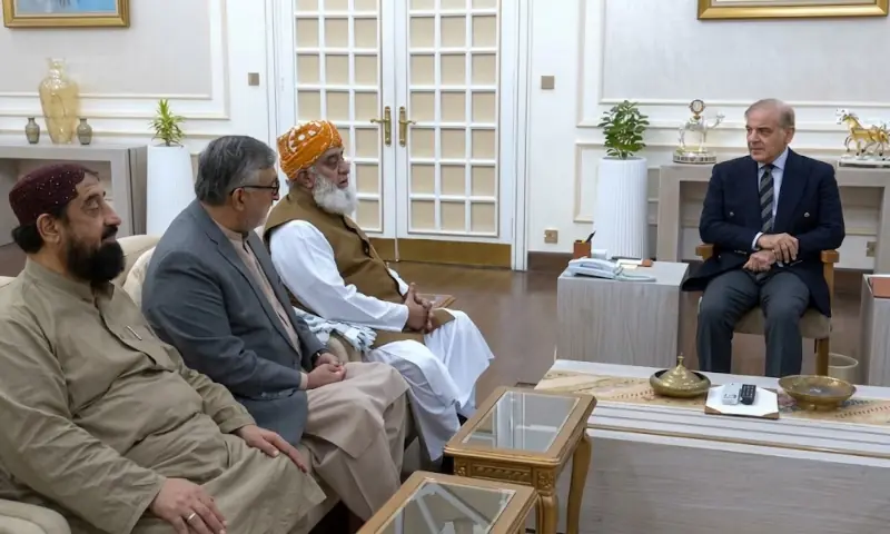 ملکی سیاست میں ہلچل! مولانا فضل الرحمان کی وزیراعظم سے اہم ملاقات، ایمرجنسی پر کیا بات ہوئی؟